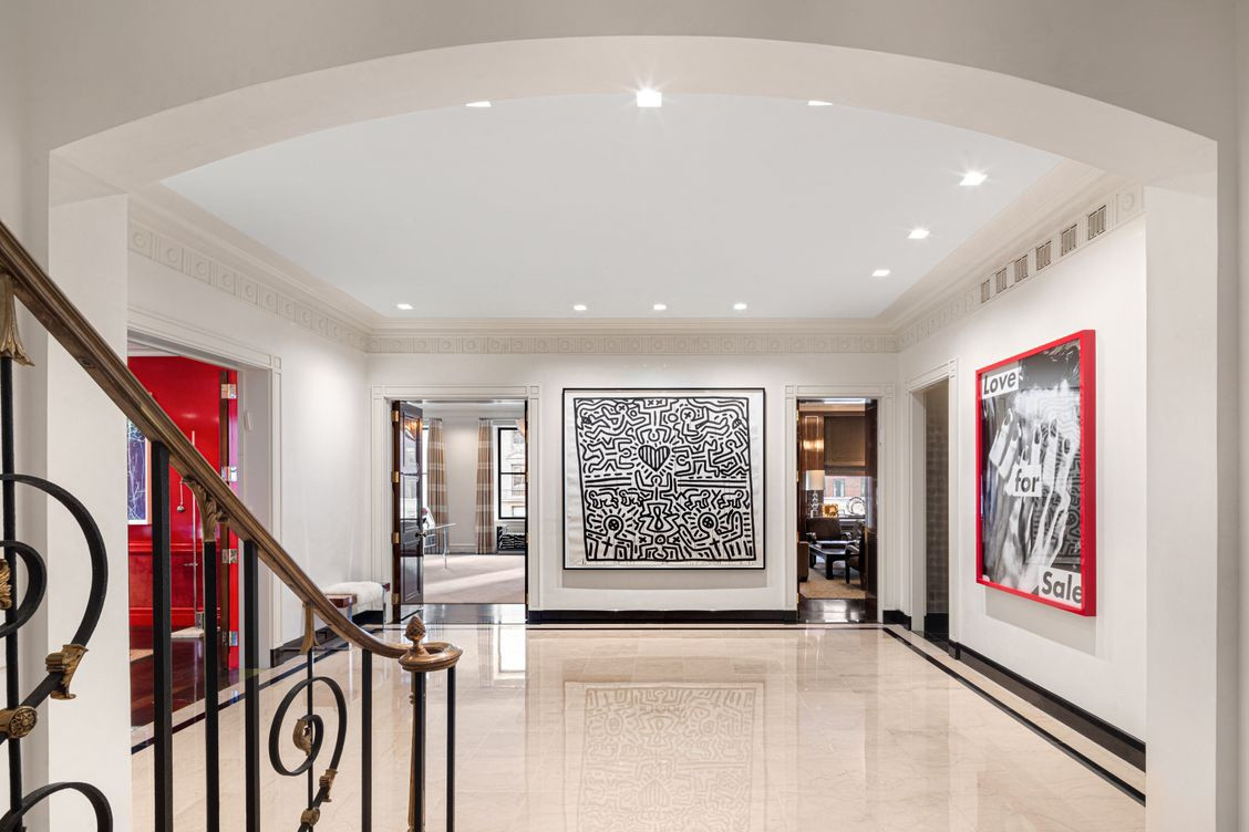 Căn hộ nằm tại tòa nhà 740 Park Avenue, có diện tích gần 690 m2 với 5 phòng ngủ và 7 phòng tắm. Tiền sảnh được trang trí bằng những tác phẩm nghệ thuật độc đáo.