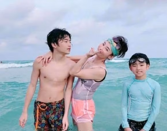 Con trai 13 tuoi cua Truong Ba Chi dem ban gai ve nha-Hinh-5