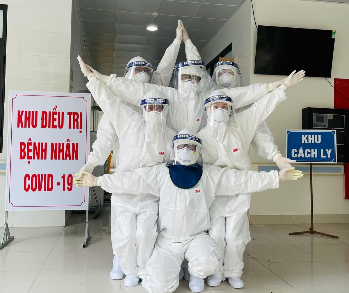 Mọi người đều mặc đồ bảo hộ, đeo khẩu trang, kính chắn giọt bắn kín mít, khó phân biệt ai với ai. Song, tất cả có mục tiêu chung là điều trị khỏi cho các bệnh nhân nhiễm SARS-CoV-2, nhanh chóng đẩy lùi dịch bệnh.