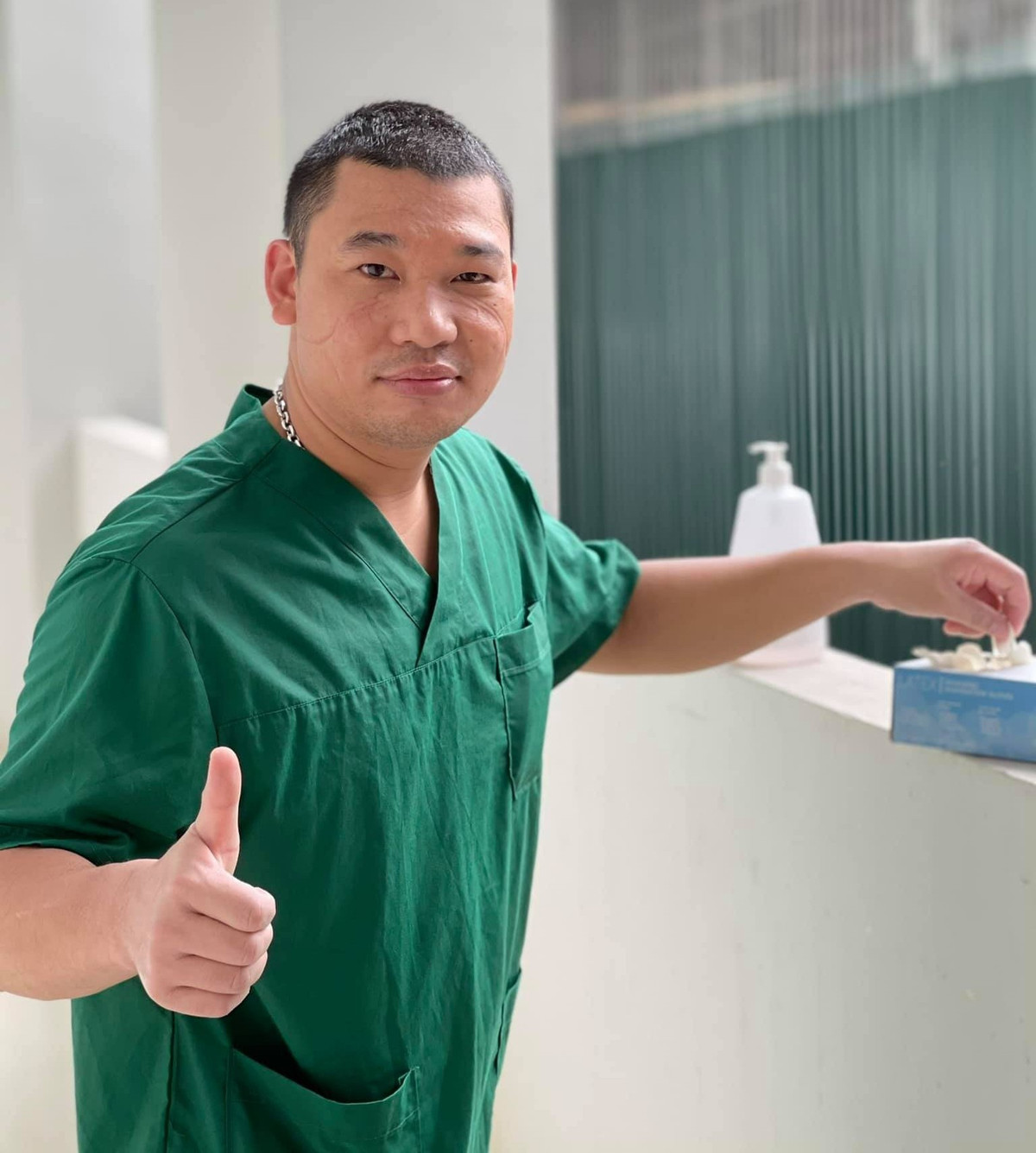 Những vết hằn lộ rõ trên gương mặt các nhân viên y tế sau thời gian dài đeo khẩu trang, kính bảo hộ. "Dù vất vả, chúng tôi vẫn rất sẵn lòng. Có thể chữa trị khỏi cho bệnh nhân là niềm hạnh phúc của chúng tôi", chị Trang bày tỏ.