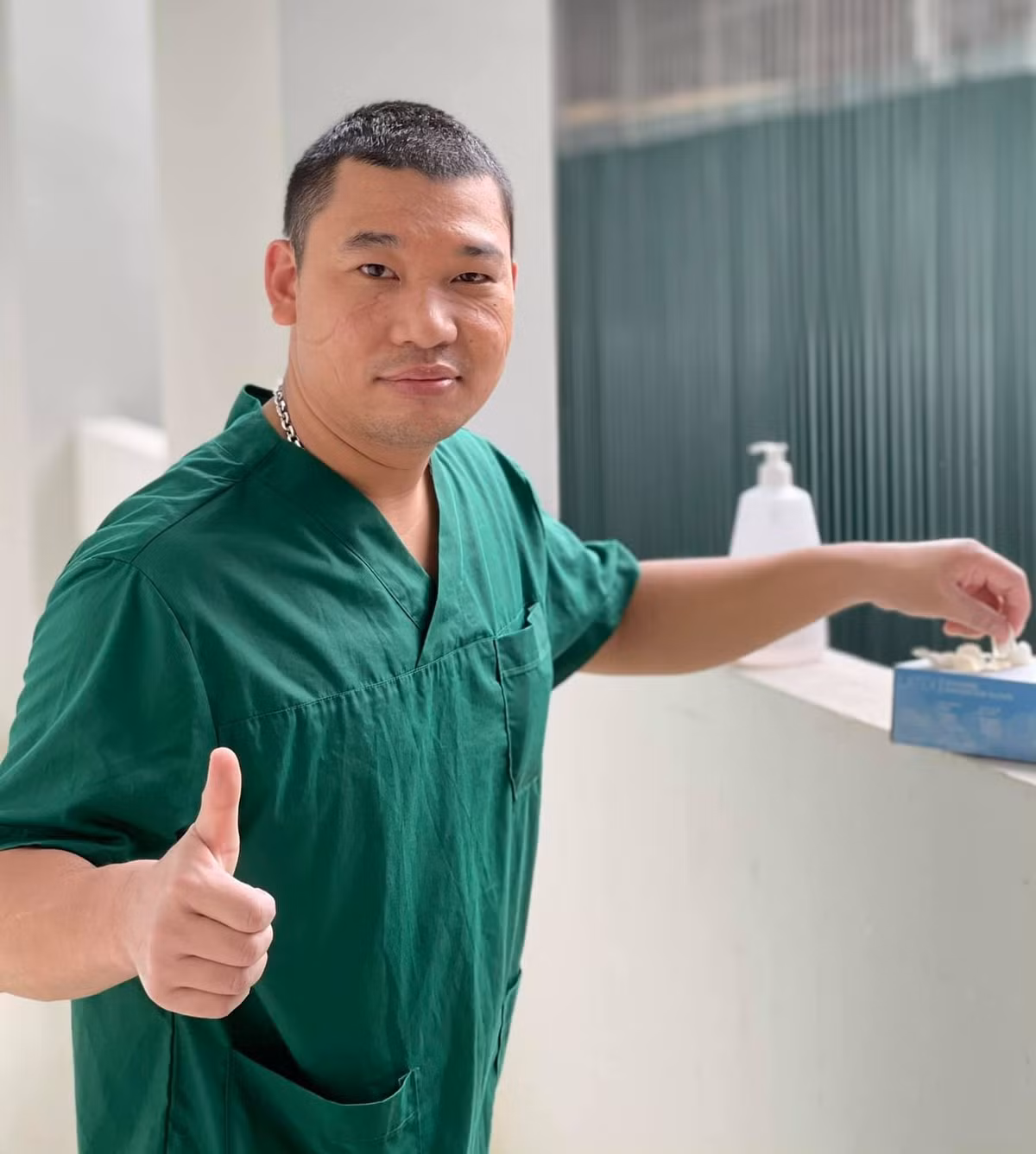 Những vết hằn lộ rõ trên gương mặt các nhân viên y tế sau thời gian dài đeo khẩu trang, kính bảo hộ. "Dù vất vả, chúng tôi vẫn rất sẵn lòng. Có thể chữa trị khỏi cho bệnh nhân là niềm hạnh phúc của chúng tôi", chị Trang bày tỏ.