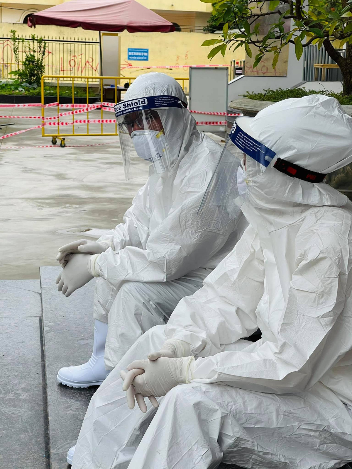  Ngoài yếu tố thời tiết, phòng điều trị bệnh nhân Covid-19 không được mở quạt, điều hòa để đảm bảo công tác chữa trị. Vì vậy, việc mặc đồ bảo hộ khoảng 10 tiếng/ngày là điều không dễ dàng với các y bác sĩ. "Nóng, khó thở" là cảm nhận chung của những "chiến binh áo trắng".