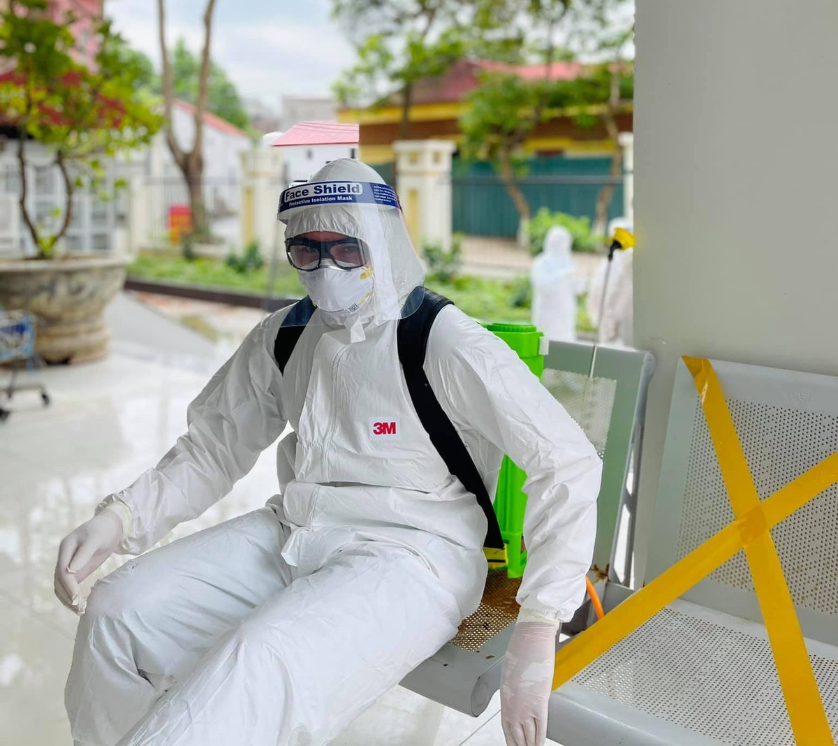 Ngoài áp lực công việc, các nhân viên y tế tuyến đầu tại bệnh viện còn đối mặt nỗi nhớ gia đình, con cái khi không thể về nhà. Thời gian này, họ đều ăn ngủ ngay tại bệnh viện. Kể cả khi điều khị khỏi cho bệnh nhân, mọi người vẫn phải cách ly thêm 21 ngày.