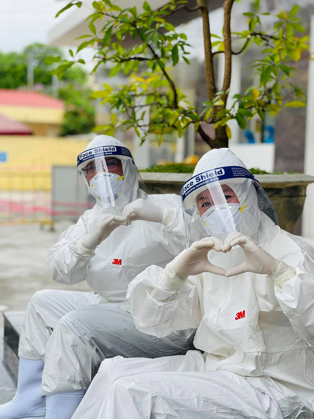  Chị Trang cũng cho biết dù vất vả, đội ngũ nhân viên y tế luôn tràn đầy động lực và niềm tin chiến thắng đại dịch. Họ cũng cảm kích sự quan tâm, tiếp sức đồ ăn, nước uống, nhu yếu phẩm của người dân ở bên ngoài. "Chúng tôi sẽ dốc hết sức để đẩy lùi đại dịch. Hy vọng cuộc sống của tất cả người dân sớm trở lại bình thường". corona_counter.css