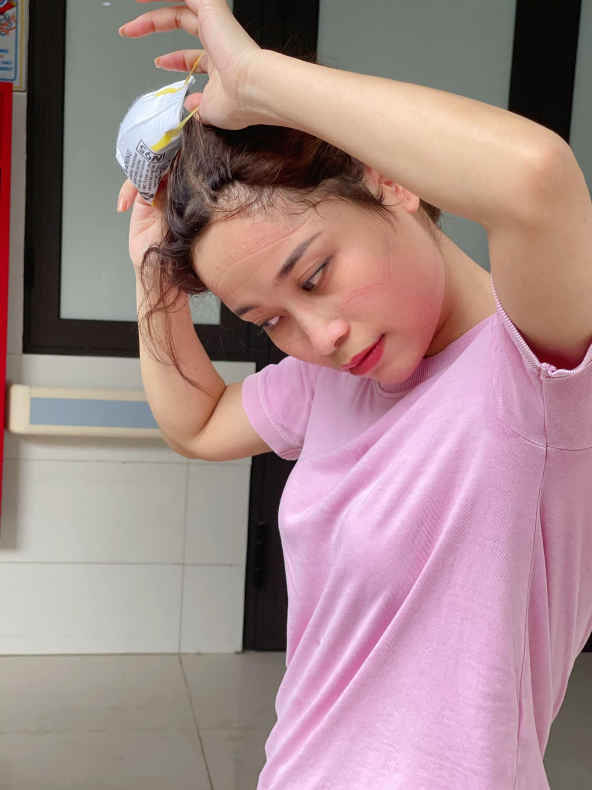  Chị Luyện Thu Trang (áo hồng, công tác tại khoa Lão học) cho Zing biết ngoài các y, bác sĩ của khoa Truyền nhiễm còn có đồng nghiệp từ nhiều khoa khác xung phong đến hỗ trợ. "Hôm nay trời mát, chúng tôi cảm thấy dễ chịu hơn một chút. Mấy ngày qua nắng nóng, chiếc áo blouse bên trong đồ bảo hộ của chúng tôi lúc nào cũng ướt sũng mồ hôi, mặt đỏ như gấc", chị kể.