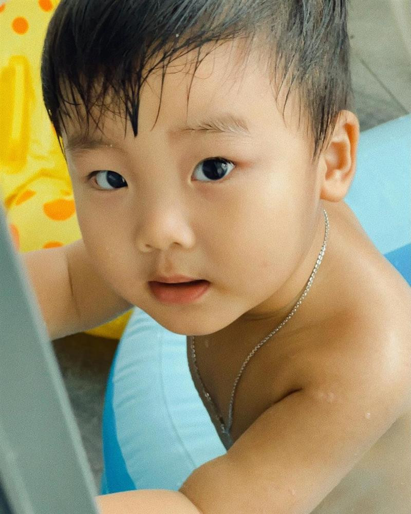 Con trai Hoa Minzy nhan dien 19 quoc ky, dan mang dong loat vo tay-Hinh-6