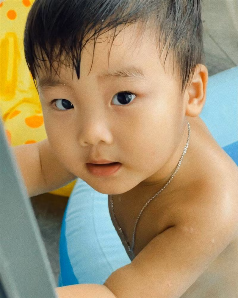 Con trai Hoa Minzy nhan dien 19 quoc ky, dan mang dong loat vo tay-Hinh-6