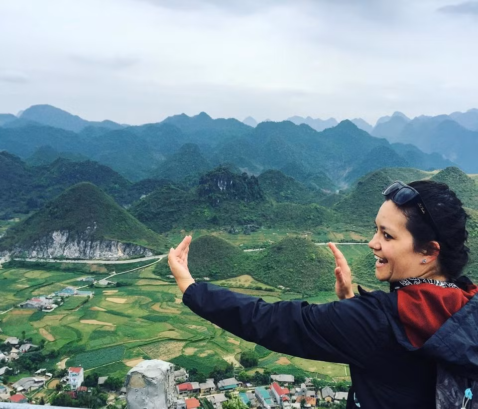 Núi đôi Quản Bạ còn có tên gọi là Núi Đôi hoặc Núi Cô Tiên. Núi được hình thành từ quá trình vận động của thềm lục địa vỏ Trái Đất, sự đứt gãy của các khối núi đá vôi. Đây là nơi chuyển tiếp giữa địa tầng đá vôi với núi đất, chu vi của hai ngọn núi gần 1.000 m2, diện tích xấp xỉ 3,6 ha. Ảnh: Khám phá Di sản.