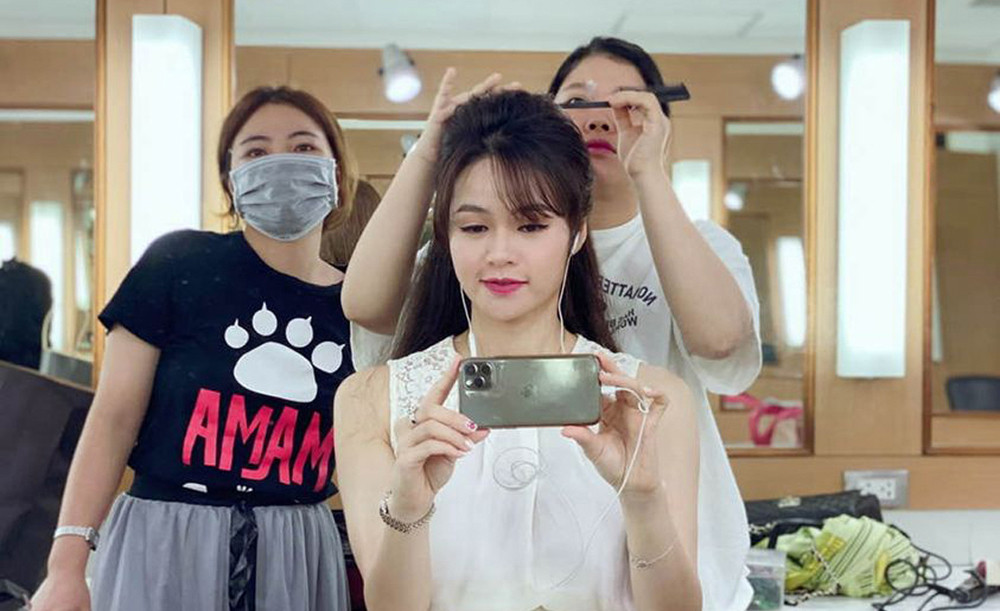 "Bình thường, tôi trang điểm nhẹ, sử dụng một chút kem dưỡng, phấn phủ và chuốt maccara. Nếu đi dẫn sự kiện lớn, sẽ có các chuyên gia hỗ trợ phần hình ảnh, với chương trình nhỏ hoặc gấp, tôi tự trang điểm", Thu Hương tiết lộ với VietNamNet.