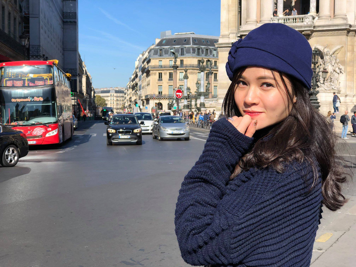 Thu Hương cũng là người yêu thích du lịch, trải nghiệm cuộc sống. Với nền tảng tiếng Anh tốt, cô khá tự tin khi sang nước ngoài du lịch, khám phá các nền văn hóa khác nhau.