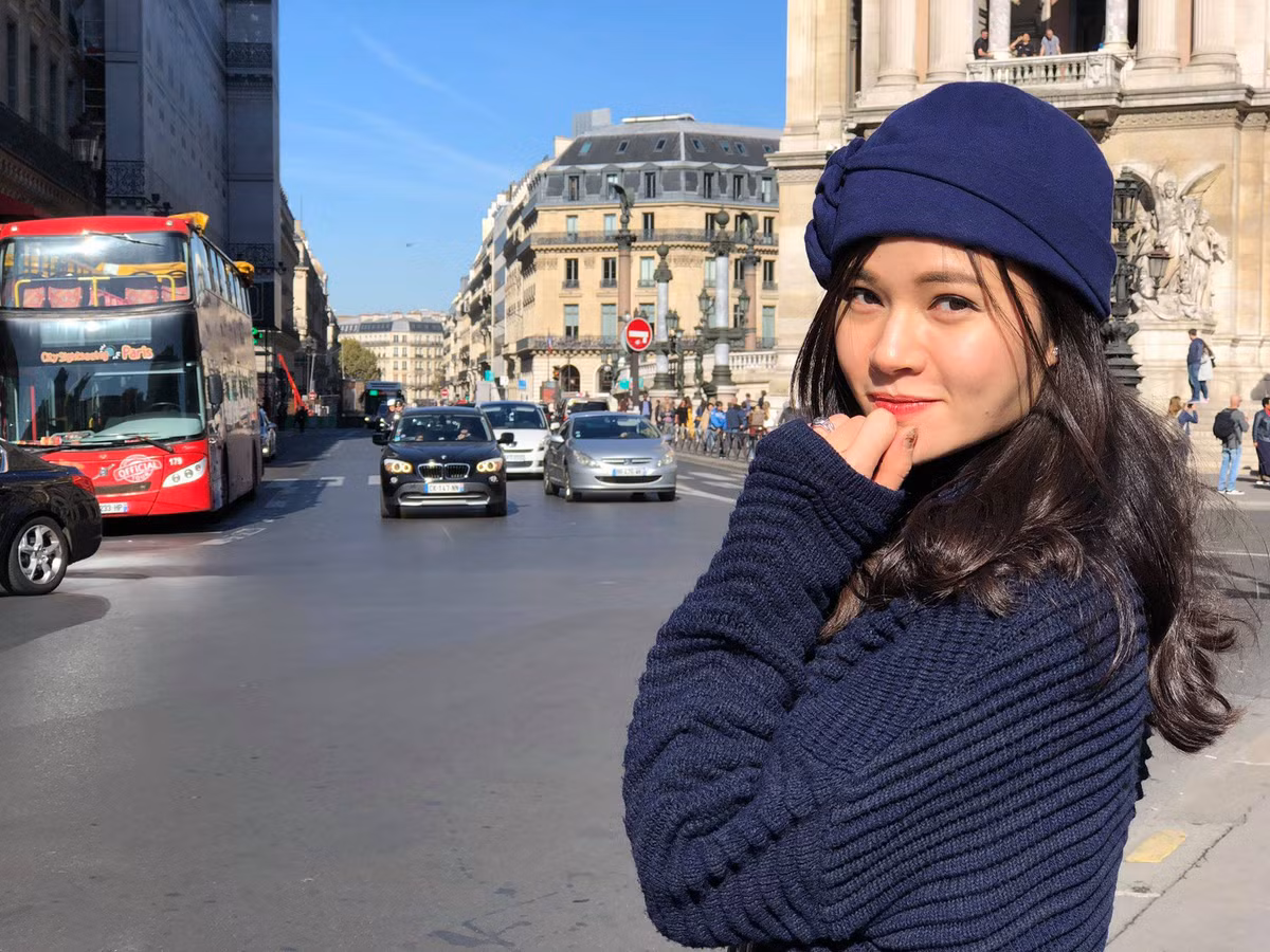 Thu Hương cũng là người yêu thích du lịch, trải nghiệm cuộc sống. Với nền tảng tiếng Anh tốt, cô khá tự tin khi sang nước ngoài du lịch, khám phá các nền văn hóa khác nhau.