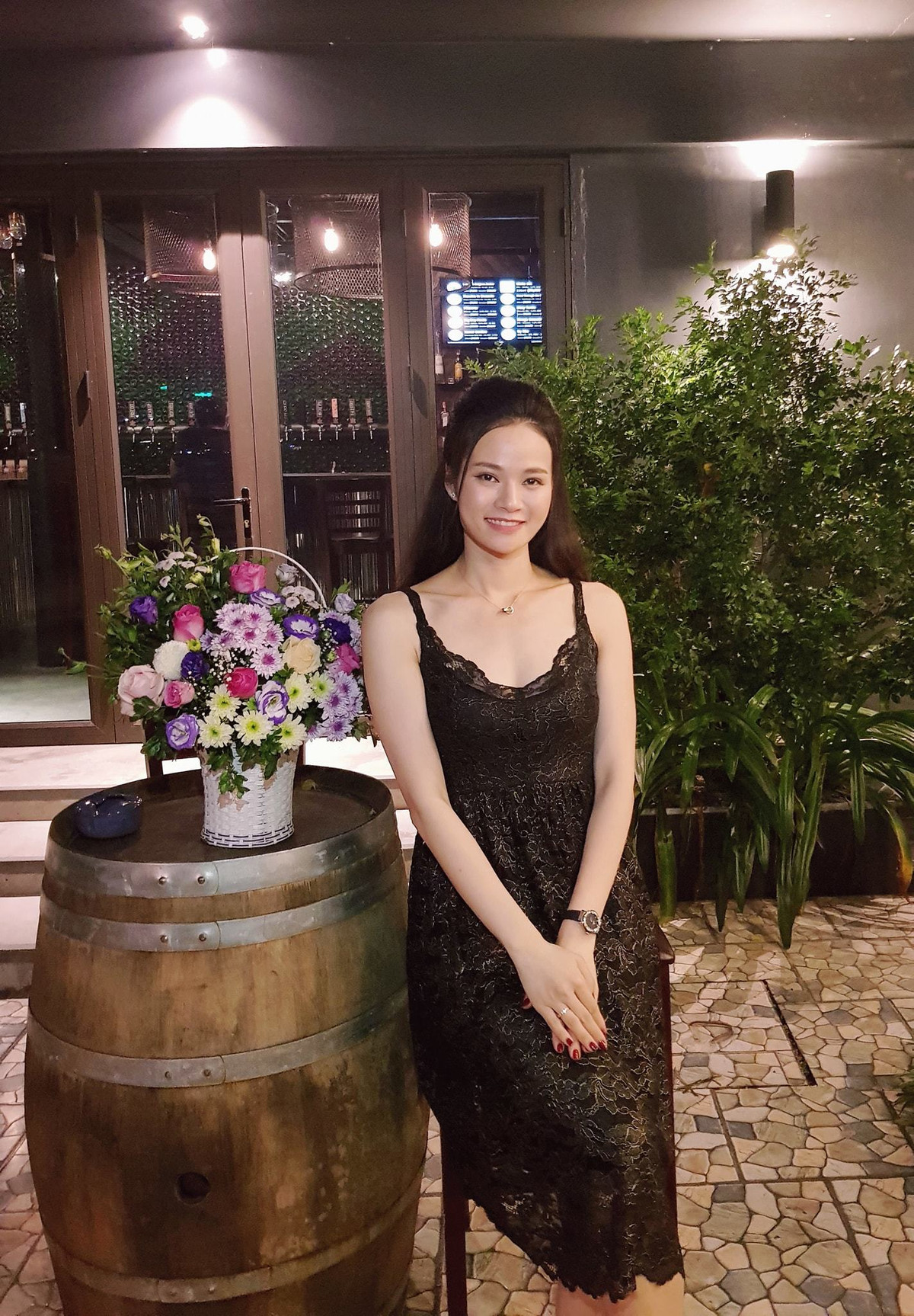 Ở ngoài đời, cô ưa phong cách năng động, trẻ trung với những đôi giày đế thấp.