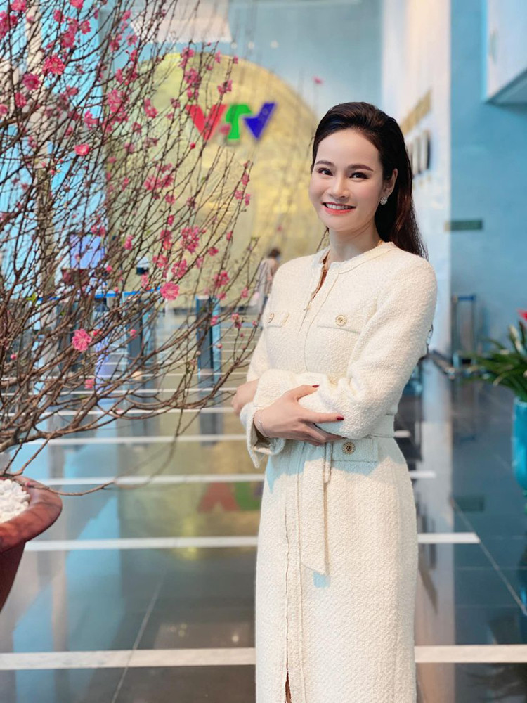 Trong các bản tin, khán giả thường thấy một nữ MC chững chạc, dẫn dắt các bản tin một cách linh hoạt và sắc sảo.