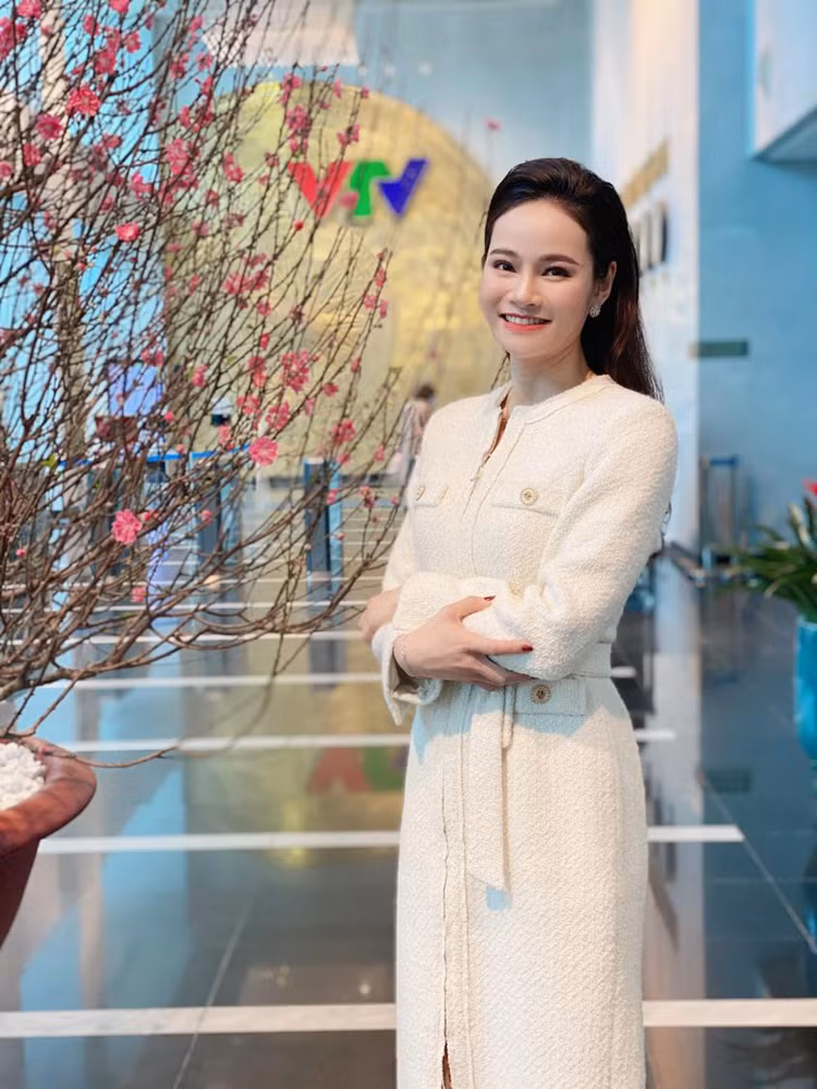 Trong các bản tin, khán giả thường thấy một nữ MC chững chạc, dẫn dắt các bản tin một cách linh hoạt và sắc sảo.