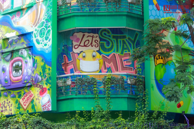 br/> Với gam màu xanh chủ đạo khiến cho căn nhà dịu mát giữa trời hè nóng bức.