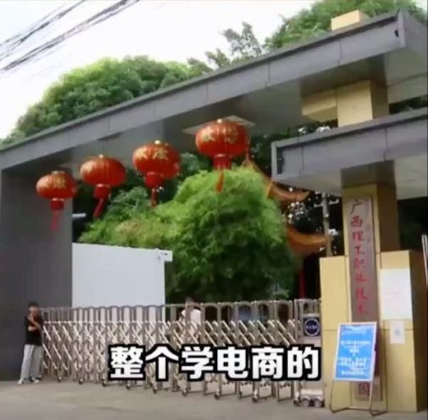 Sinh vien khoc thet vi tieu thu 20 thung xoai moi duoc nhan bang tot nghiep