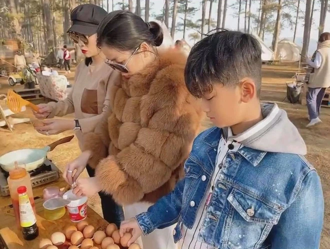 Duc Huy co mat tai noi Le Quyen va tinh tre dang di du lich-Hinh-5