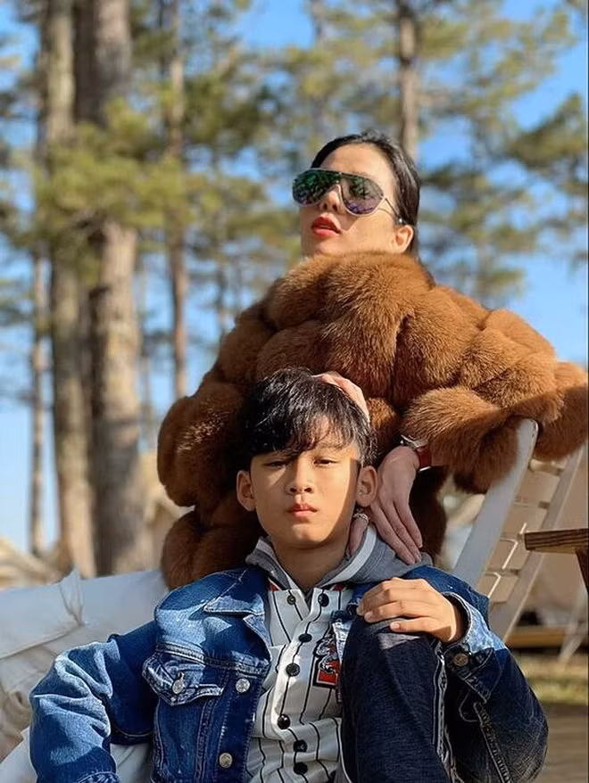 Duc Huy co mat tai noi Le Quyen va tinh tre dang di du lich-Hinh-4