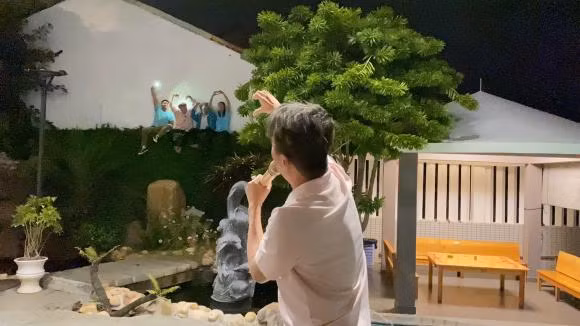 Dam Vinh Hung bat ngo khi fan 