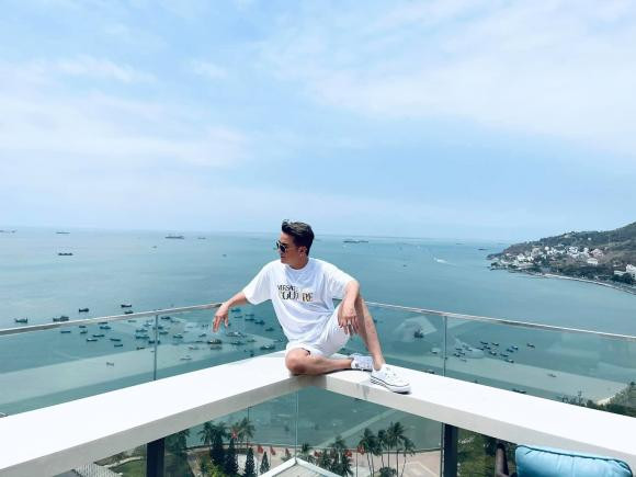 Đàm Vĩnh Hưng bất ngờ khi fan "leo tường" ngồi xem - Hình 5 Dam Vinh Hung bat ngo khi fan