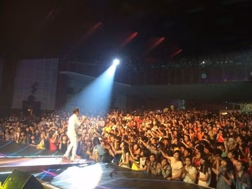 Dam Vinh Hung bat ngo khi fan 