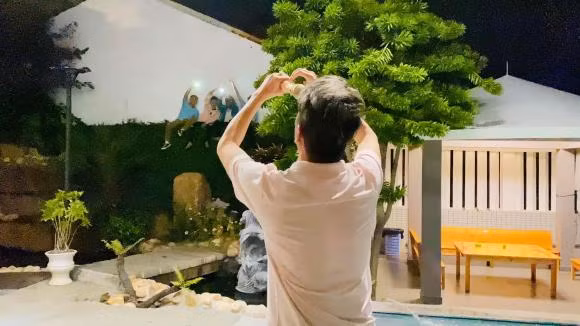 Dam Vinh Hung bat ngo khi fan 