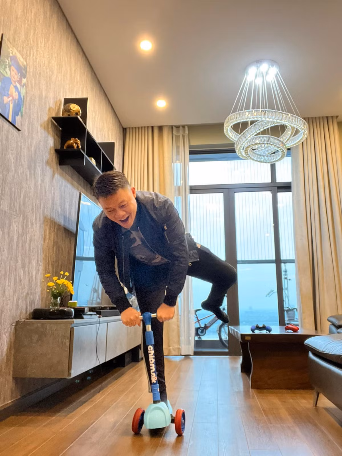 br/> Để làm bạn với con, BTV Quang Minh luôn biến mình bé lại, anh bày trò, chơi cùng bọn trẻ.