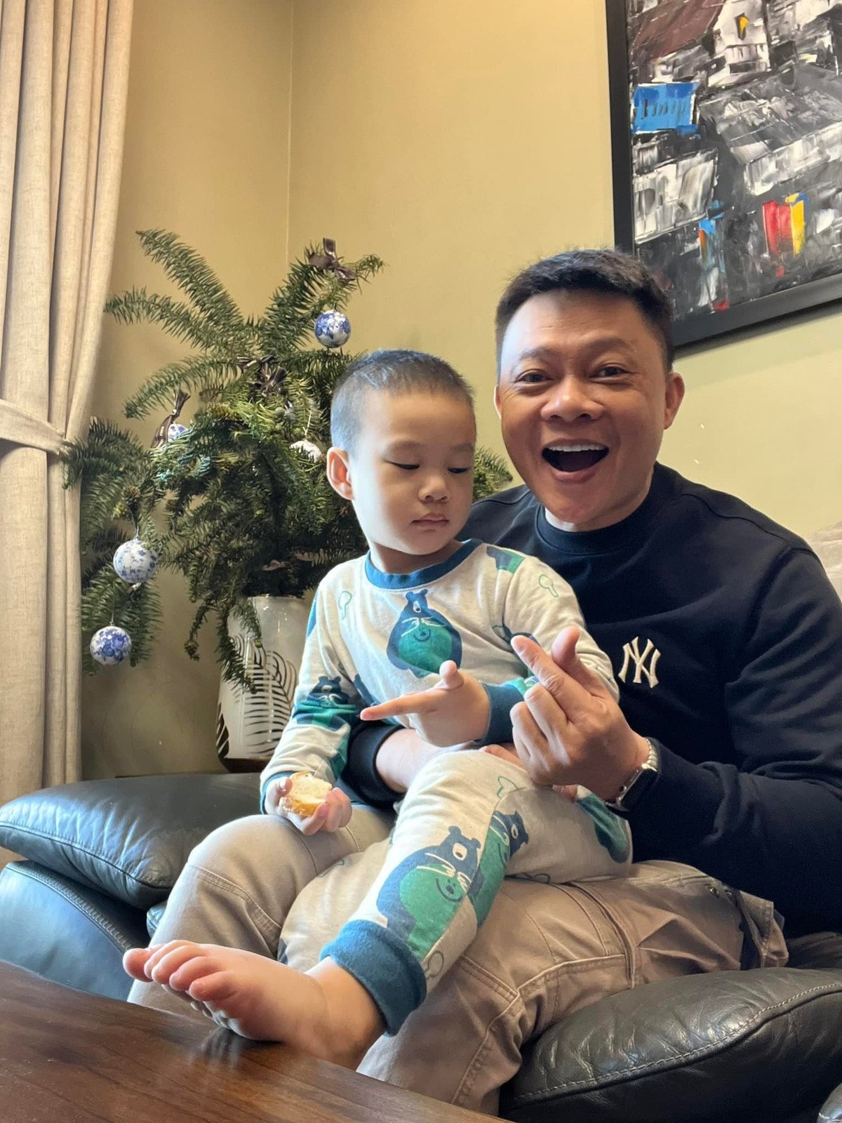 Hơn nữa, BTV Quang Minh cho biết, anh rất thích chơi với con, khi chơi với con anh thấy rất vui.