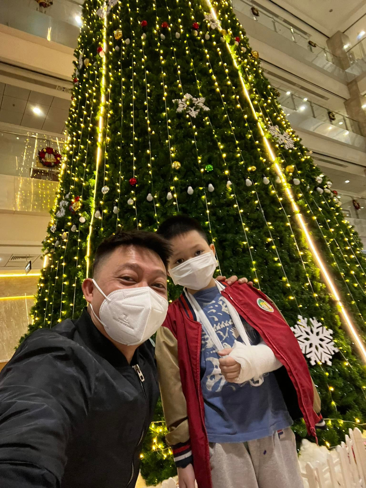 Công việc làm truyền hình rất bận rộn nhưng BTV Quang Minh thừa nhận: "Cả với 4 đứa, tôi đều đón con khi mới lọt lòng, khi con lớn thì xúc cơm, thay tã, thay bỉm, cắt tóc, cắt móng tay và chơi với chúng. Tôi không tự nhận mình là ông bố tốt hay ông bố quốc dân nhưng nói chung mình có được thời gian nào lo cho gia đình thì đều tranh thủ".