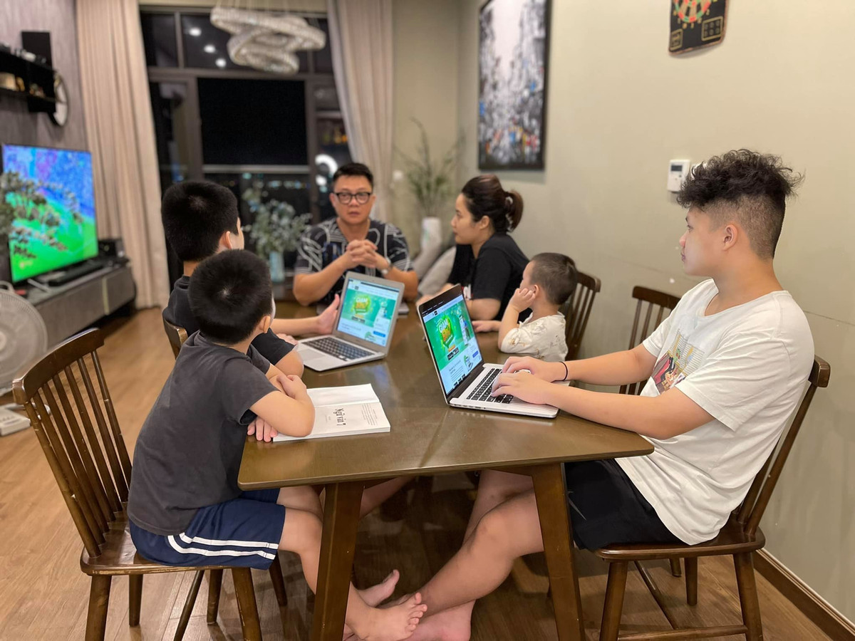 br/> Không nhận mình là ông bố nghiêm khắc nhưng BTV bảo làm gì cũng có khế hoạch. "Tôi chỉ biết nói tôi là kiểu ông bố muốn con làm gì cũng phải có kế hoạch, đặt thời khóa biểu cho từng ngày, tuân thủ như mội trường quân đội. Khi con đạt được điều gì đó thì sẽ có phần thưởng xứng đáng, nếu vi phạm thì sẽ bị phạt", anh nói.