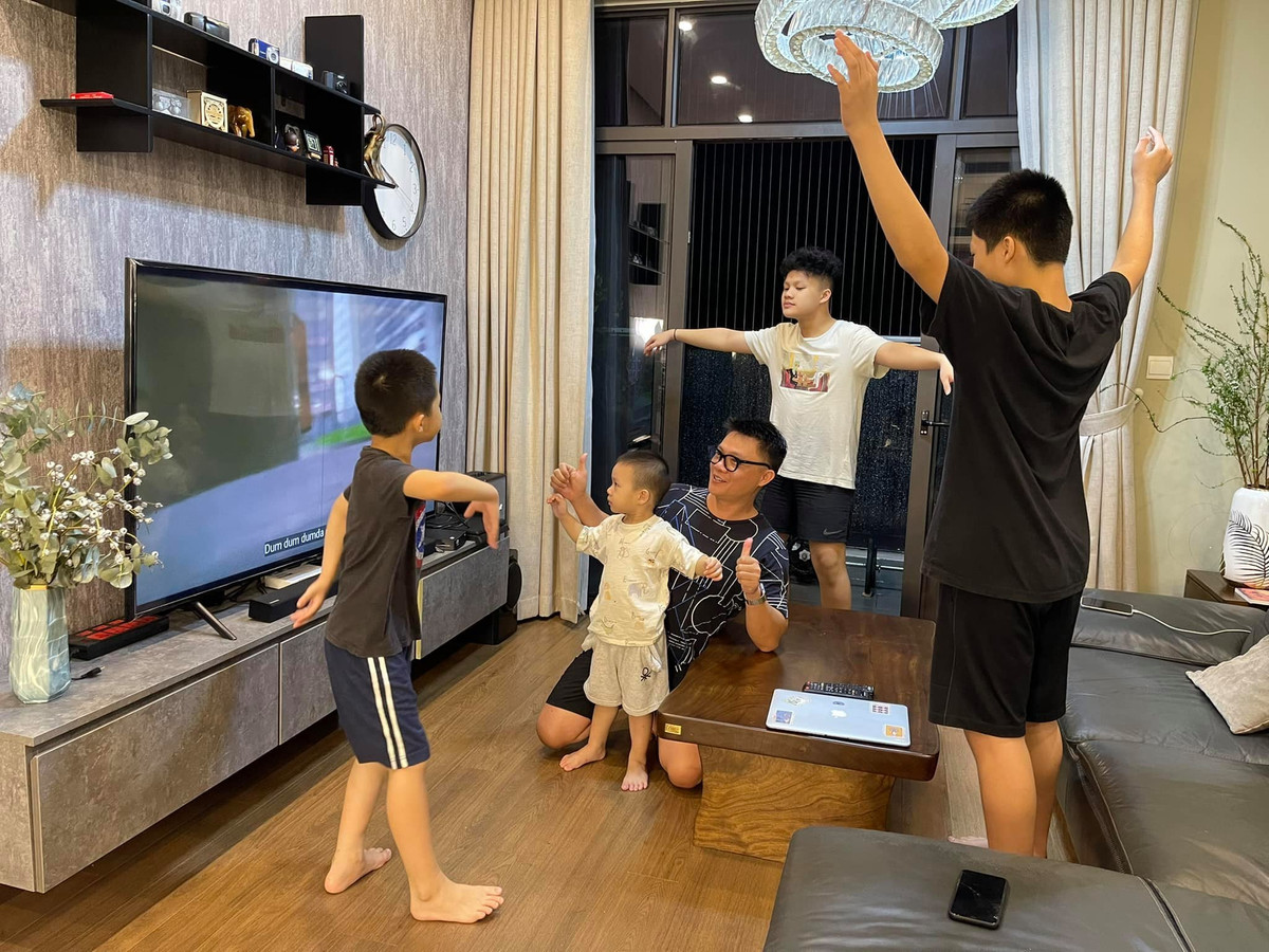 br/> "Chúng ta đi làm, để lấy được nụ cười của sếp cực kỳ khó, nhưng con thì cười với chúng ta suốt. Khi con cười, mọi mệt mỏi của những bậc cha mẹ sẽ tan biến hết", anh chia sẻ.