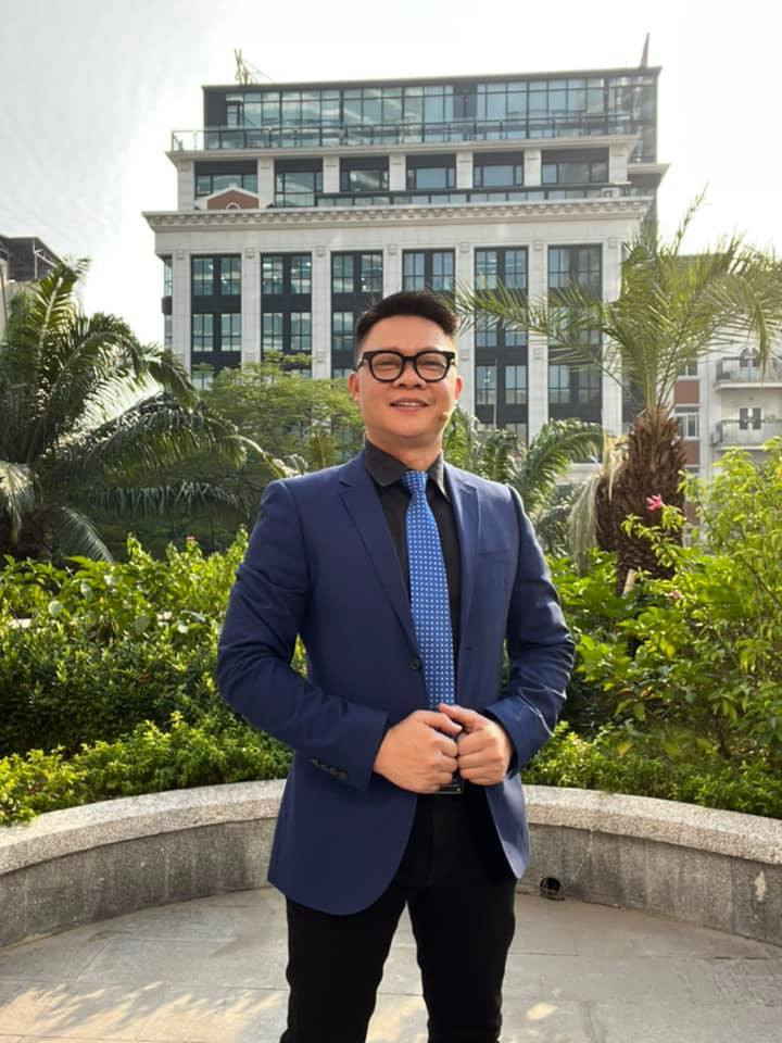 BTV Quang Minh là người chồng thương yêu, chăm sóc vợ con hết mình.