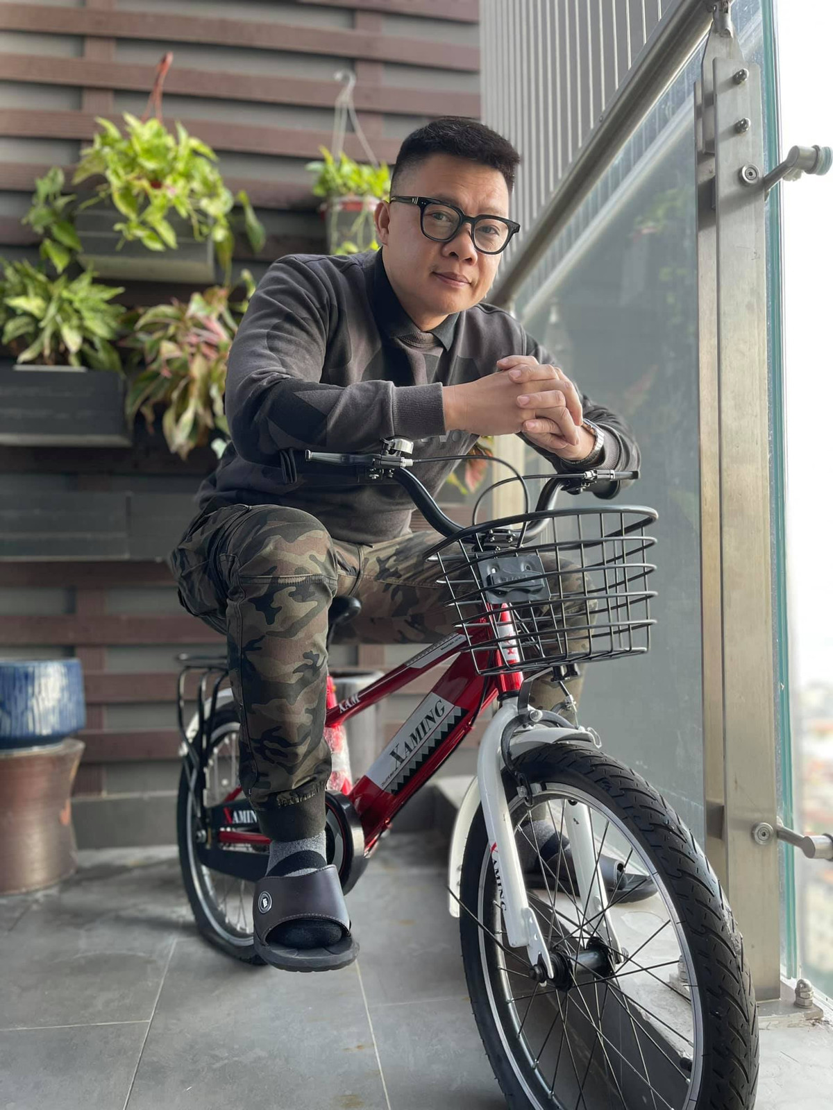 br/> "Tôi cũng là ông bố lắm trò lắm. Tôi cài camera vào nôi con, sau đó đi ngủ. Con khóc thì tôi biết và dậy ngay. Khi con ăn thì tôi tìm cái dây treo bình sữa để con có thể với cho vào miệng. Bốn đứa con tôi là 4 tính cách khác nhau. Mỗi ngày giữa chúng lại xảy ra bao nhiêu cuộc chiến và tôi phải đứng ra làm người phán xử", anh nói.