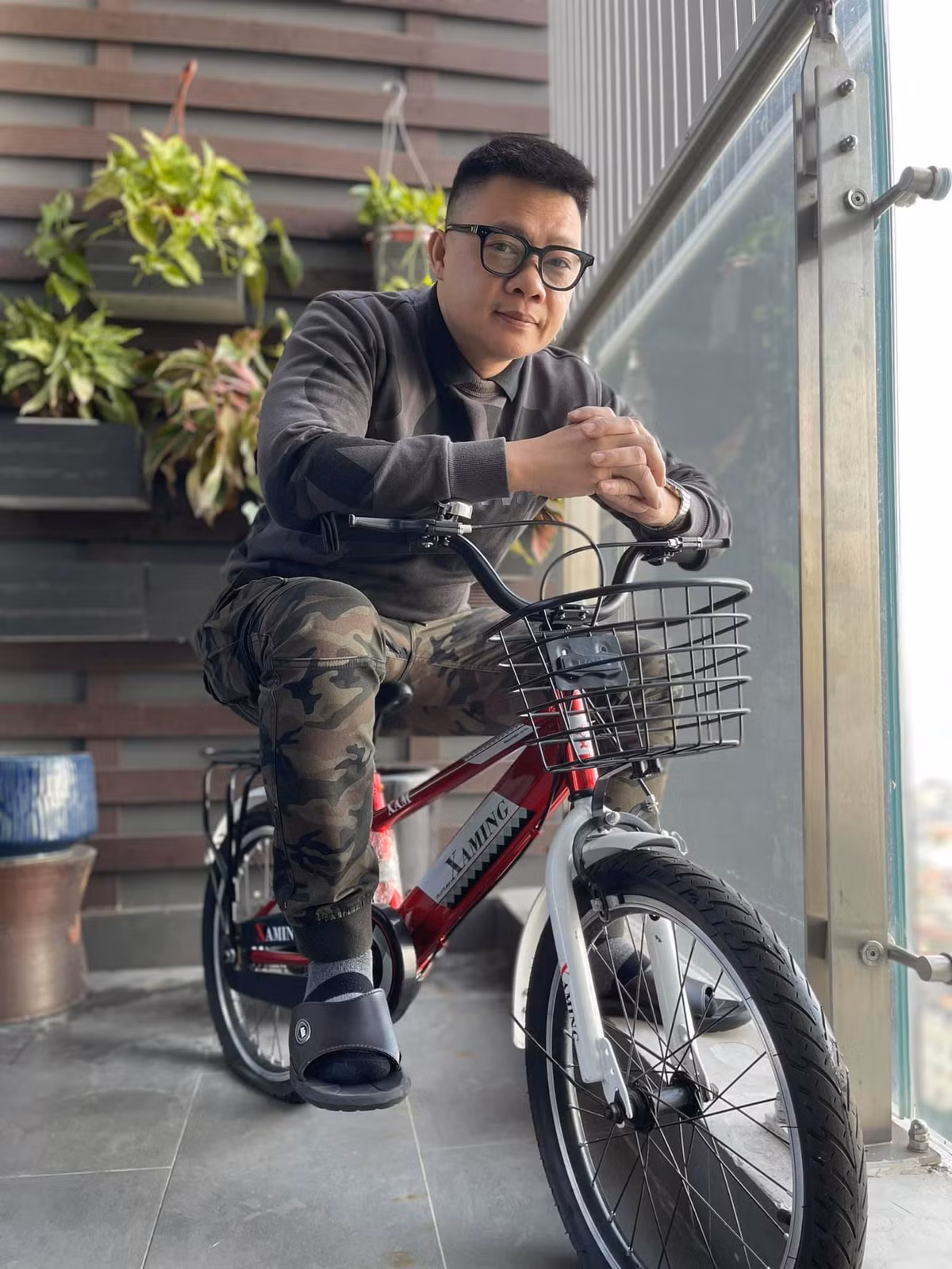 br/> "Tôi cũng là ông bố lắm trò lắm. Tôi cài camera vào nôi con, sau đó đi ngủ. Con khóc thì tôi biết và dậy ngay. Khi con ăn thì tôi tìm cái dây treo bình sữa để con có thể với cho vào miệng. Bốn đứa con tôi là 4 tính cách khác nhau. Mỗi ngày giữa chúng lại xảy ra bao nhiêu cuộc chiến và tôi phải đứng ra làm người phán xử", anh nói.