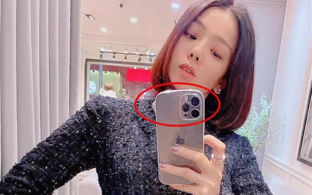 Lệ Quyên bị soi chỉnh ảnh đến méo cả điện thoại - Hình 2 Le Quyen bi soi chinh anh den meo ca dien thoai-Hinh-2