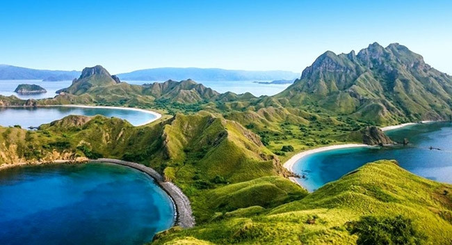 Đảo Komodo, Indonesia: Được thành lập vào năm 1980 để bảo vệ Rồng Komodo có nguy cơ tuyệt chủng, công viên quốc gia Đông Ấn này thu hút nhiều thợ lặn và nhiếp ảnh vì sự giàu có của loài san hô và động vật có vú quý hiếm. Ngày nay, hòn đảo và vùng biển xung quanh đang bị đe doạ. Tẩy trắng san hô và axit hóa đại dương đang đe doạ và giết chết các rạn san hô, trong khi sự gia tăng dân số và lượng du khách ghé thăm tăng nhanh chóng đã thay đổi bộ mặt của hòn đảo này.