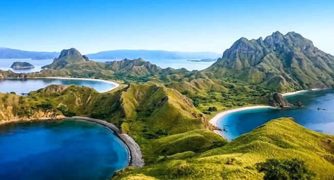 Đảo Komodo, Indonesia: Được thành lập vào năm 1980 để bảo vệ Rồng Komodo có nguy cơ tuyệt chủng, công viên quốc gia Đông Ấn này thu hút nhiều thợ lặn và nhiếp ảnh vì sự giàu có của loài san hô và động vật có vú quý hiếm. Ngày nay, hòn đảo và vùng biển xung quanh đang bị đe doạ. Tẩy trắng san hô và axit hóa đại dương đang đe doạ và giết chết các rạn san hô, trong khi sự gia tăng dân số và lượng du khách ghé thăm tăng nhanh chóng đã thay đổi bộ mặt của hòn đảo này.