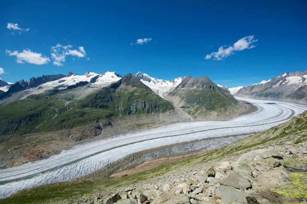 Alps, Thụy Sĩ: Swiss Alps được biết đến là một trong những điểm trượt tuyết sang trọng nhất thế giới nhưng những năm qua địa điểm này đã trở thành nạn nhân của sự nóng lên toàn cầu. Với lượng tuyết ít hơn khoảng 40% so với 50 năm trước, các khu vực nằm thấp đang phải phụ thuộc rất nhiều vào tuyết tổng hợp để đáp ứng nhu cầu du lịch.