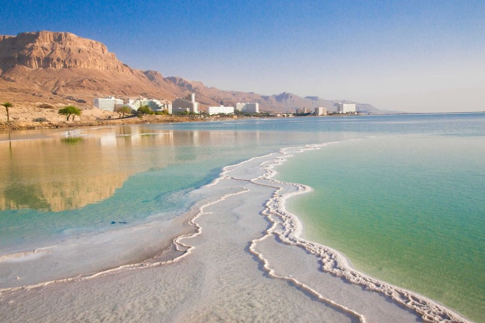 Biển chết, Israel và Jordan: Dù được gọi là biển nhưng thực chất Biển Chết là một hồ nước muối nằm trên biên giới giữa Jordan, Israel và Bờ Tây. Đây cũng là hồ nước lớn nhất và mặn nhất thế giới (mặn hơn nước biển bình thường 8 lần). Đây là địa điểm du lịch ưa thích của rất nhiều du khách, họ tìm đến đây với mong muốn thả trôi mình trên mặt nước một cách thoải mái mà không phải vận động hay tốn bất kì công sức nào.
