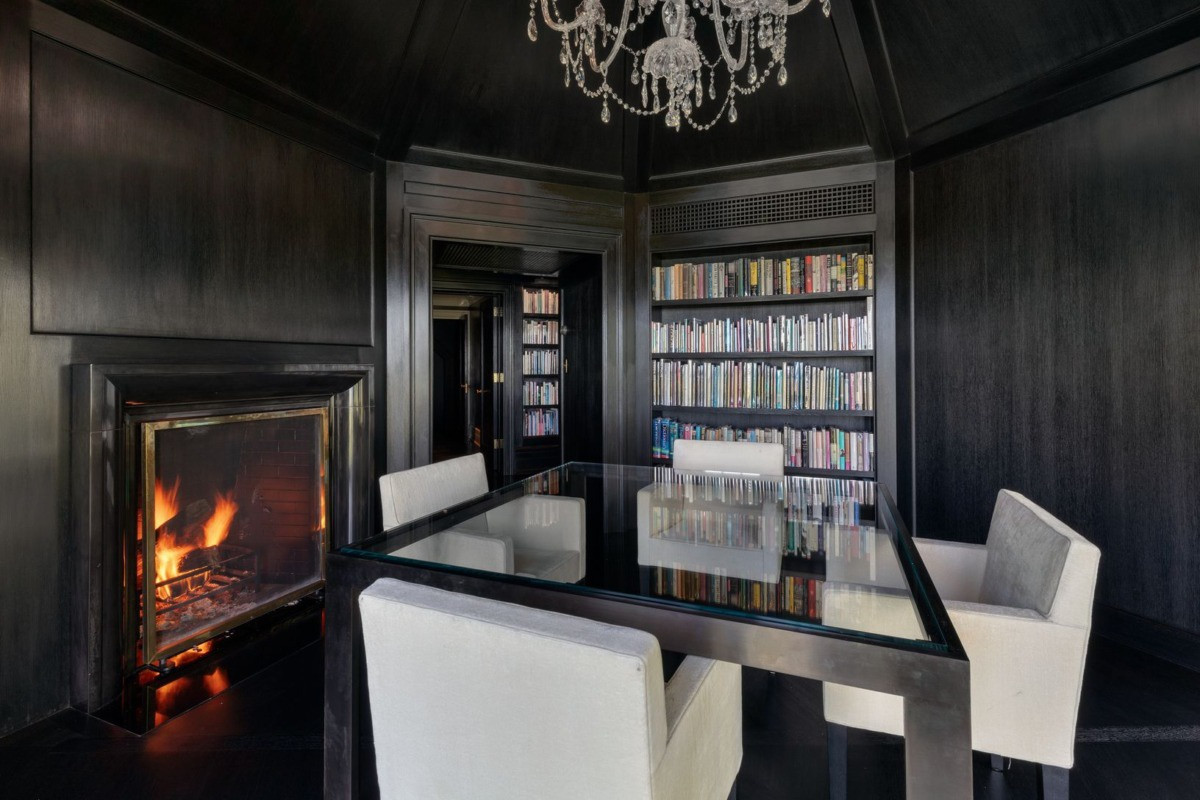 Thư viện được ốp gỗ toàn bộ và cũng có một lò sưởi lớn.