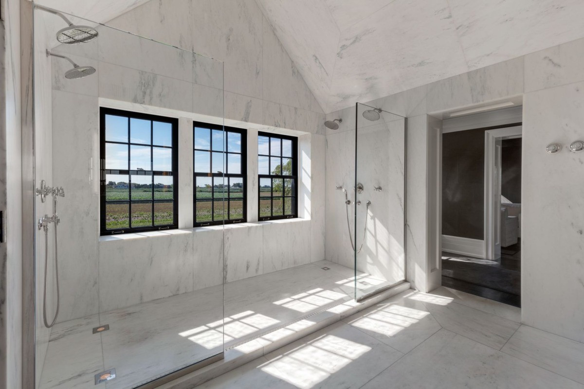 Phòng tắm chính rất rộng.