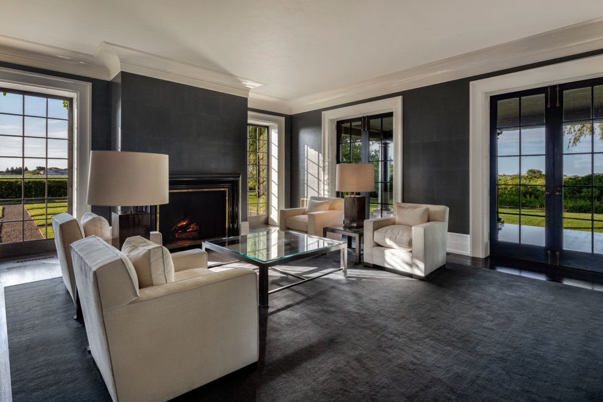 Phòng khách tạo ấn tượng với những gam màu tương phản và lò sưởi lớn.