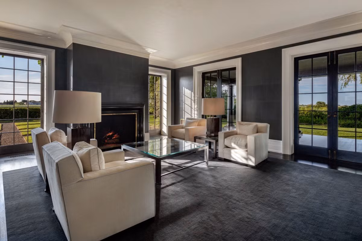 Phòng khách tạo ấn tượng với những gam màu tương phản và lò sưởi lớn.