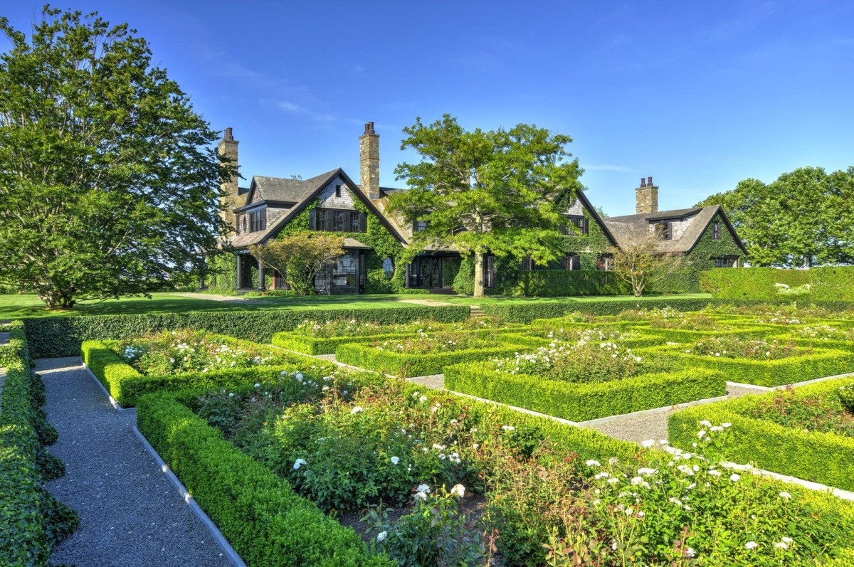 Ngôi nhà mang phong cách kiến trúc truyền thống với điểm nhấn là những cột ống khói cao được làm bằng đá.