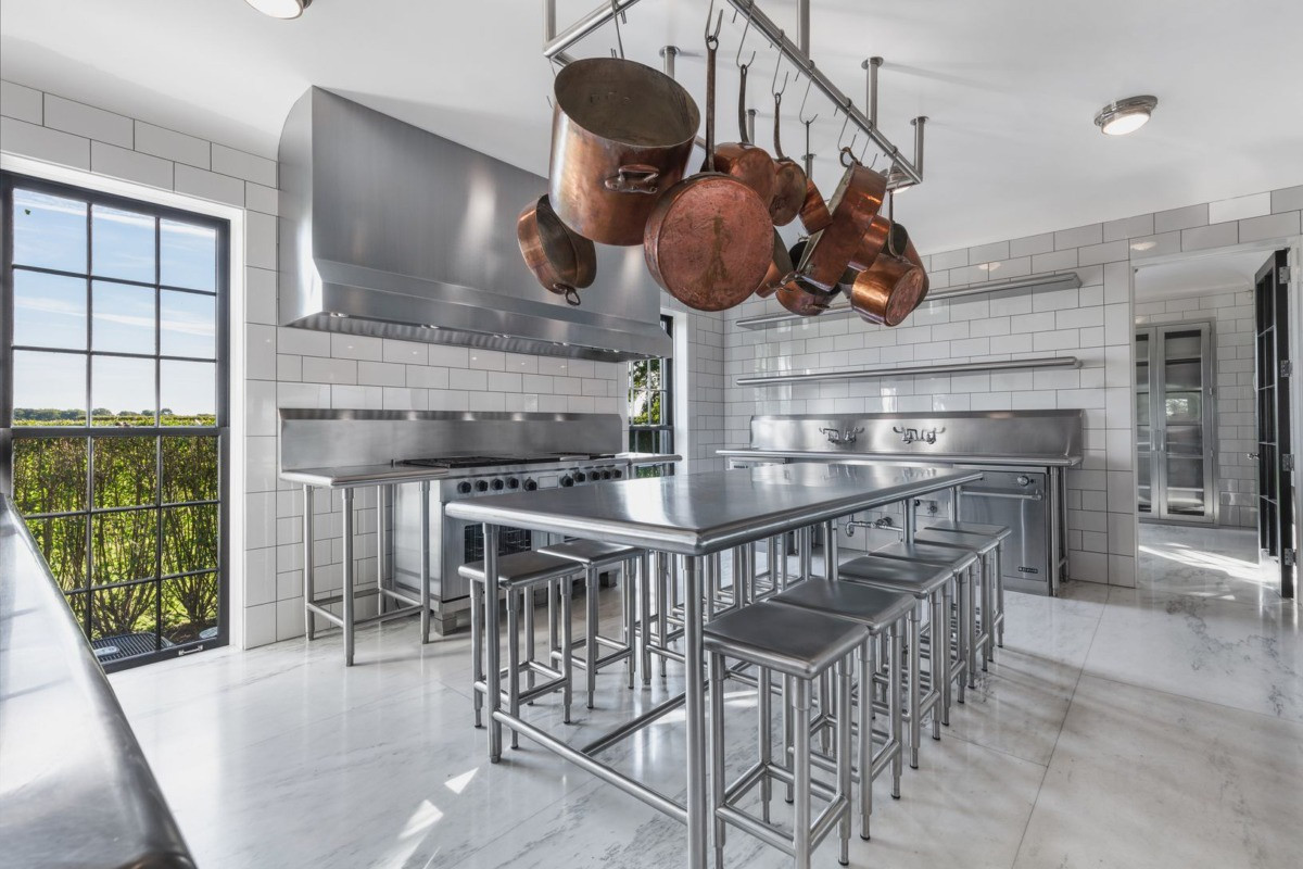 Trái ngược với các không gian khác trong căn biệt thự, nhà bếp mang phong cách hiện đại.