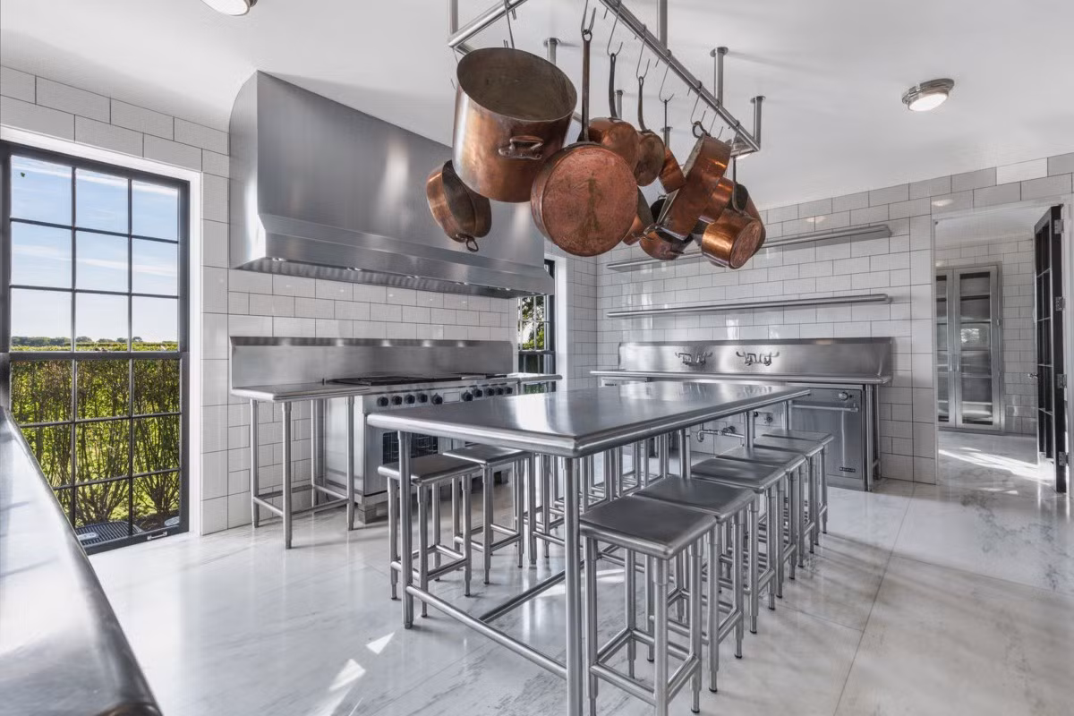 Trái ngược với các không gian khác trong căn biệt thự, nhà bếp mang phong cách hiện đại.