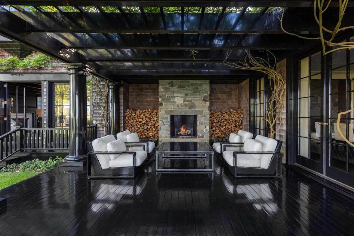 Hiên nhà mang vẻ đẹp mộc mạc, là nơi mà gia chủ và khách khứa có thể ngắm nhìn cảnh sắc sân vườn.