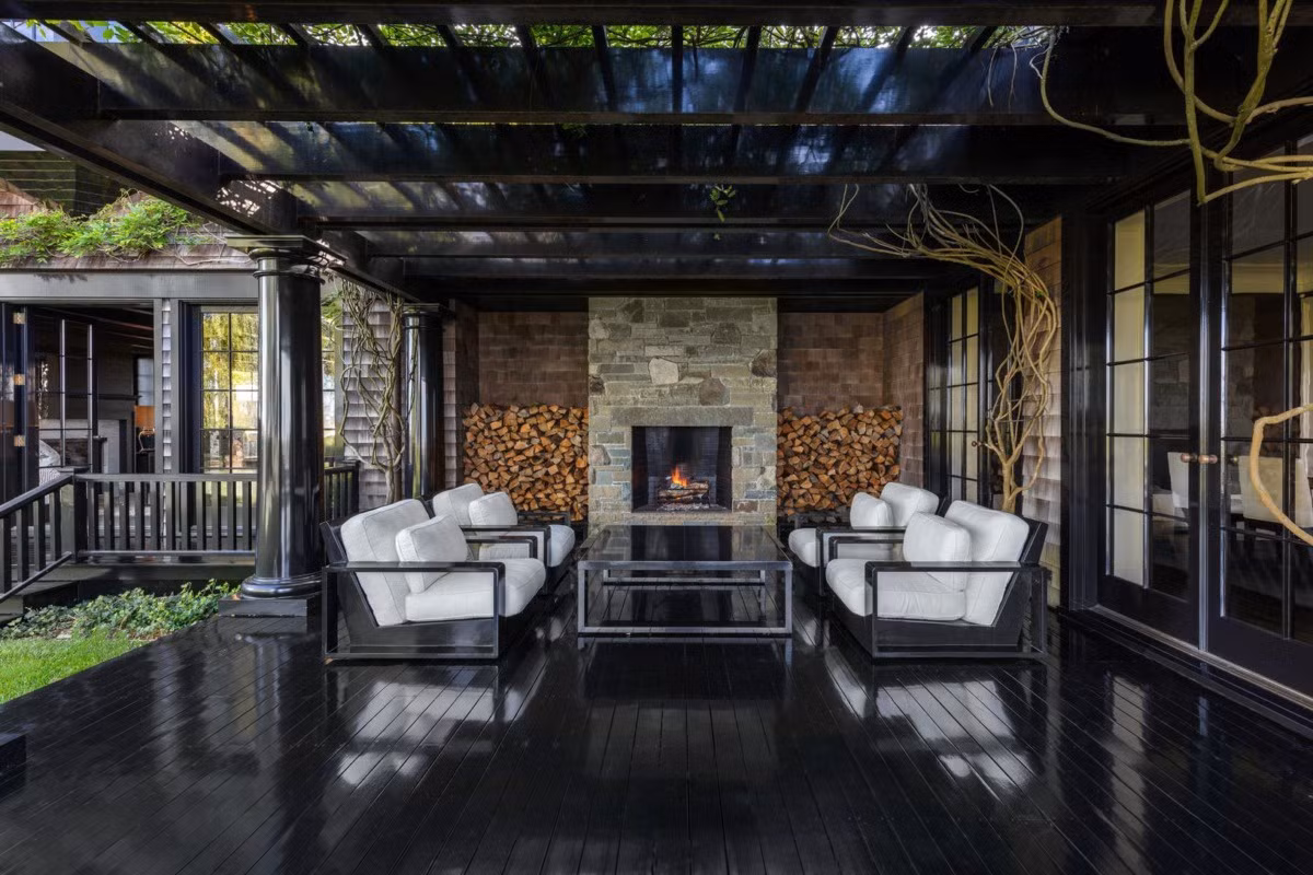 Hiên nhà mang vẻ đẹp mộc mạc, là nơi mà gia chủ và khách khứa có thể ngắm nhìn cảnh sắc sân vườn.