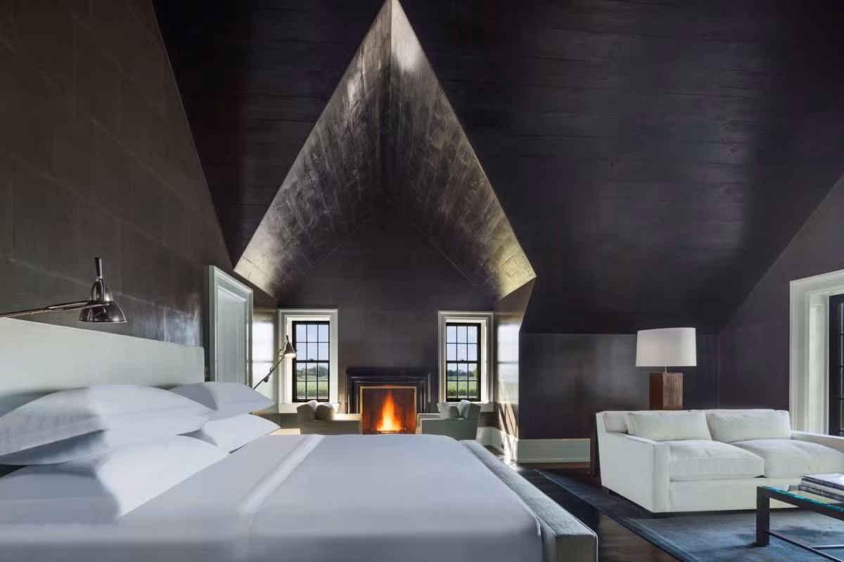 Phòng ngủ được tích hợp với một khu vực tiếp khách và ban công.