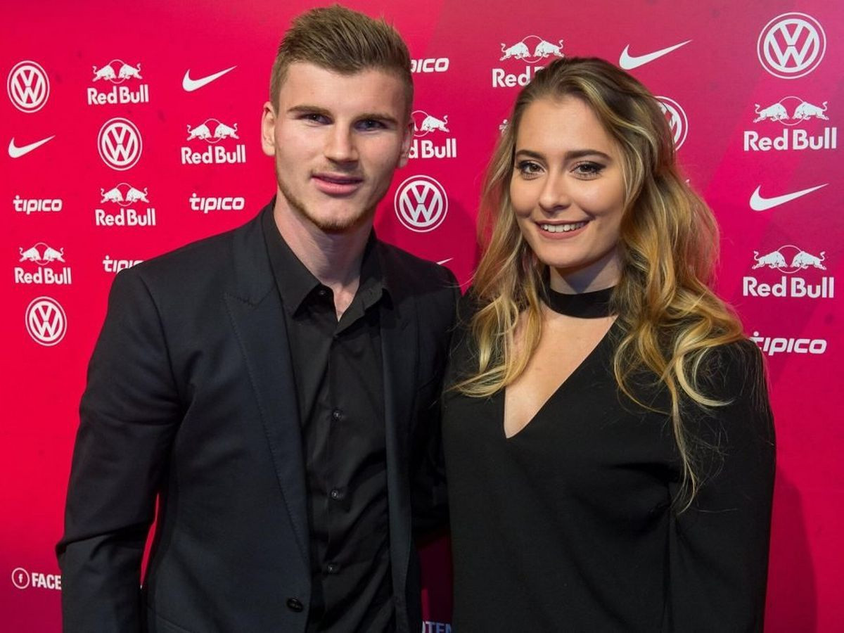Tiền đạo Timo Werner và bạn gái Julia Nagler công khai hẹn hò từ đầu năm 2019. Julia (23 tuổi) không làm việc trong lĩnh vực giải trí. Cô hiện theo học đại học ở Stuttgart, Đức. Dù kín tiếng trên mạng xã hội, Julia thường xuyên đến sân cổ vũ bạn trai tại những giải đấu quan trọng hay khoác tay nam cầu thủ tham dự một số sự kiện thể thao. Ảnh: timowerner.